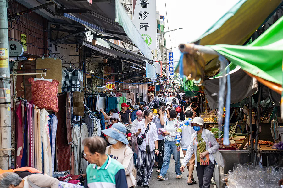 竹東市場周邊結合服飾與雜貨的熱鬧街景