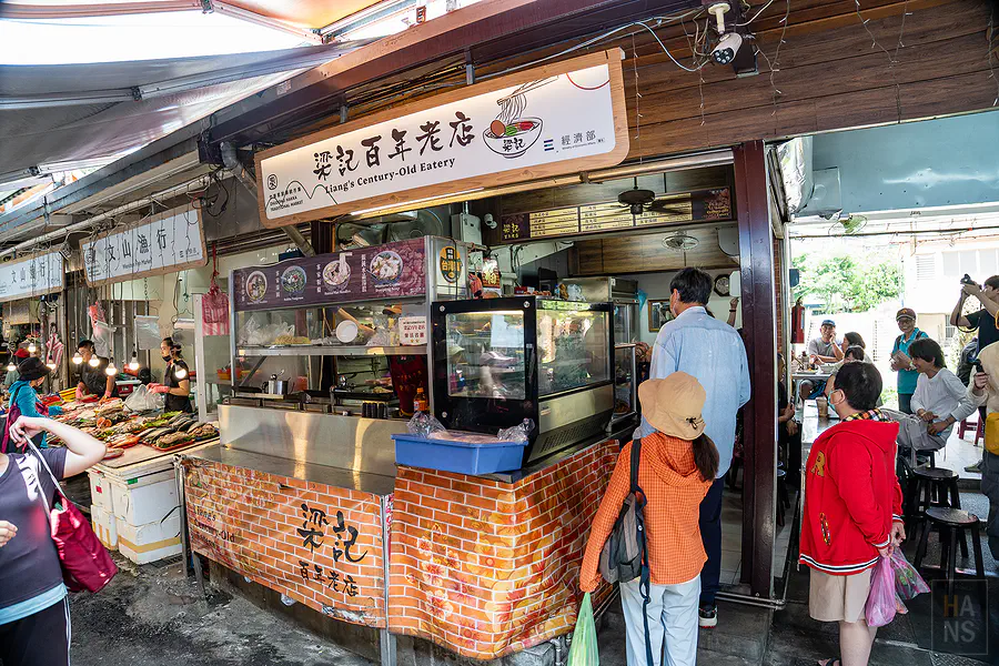 吸引眾多排隊人潮的梁記百年老店