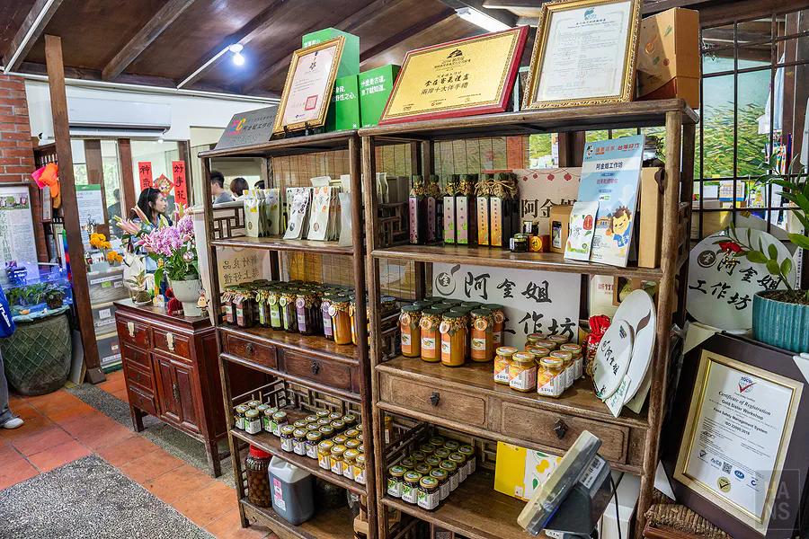 工作坊店內陳設琳瑯滿目的桔醬產品與獲獎獎牌