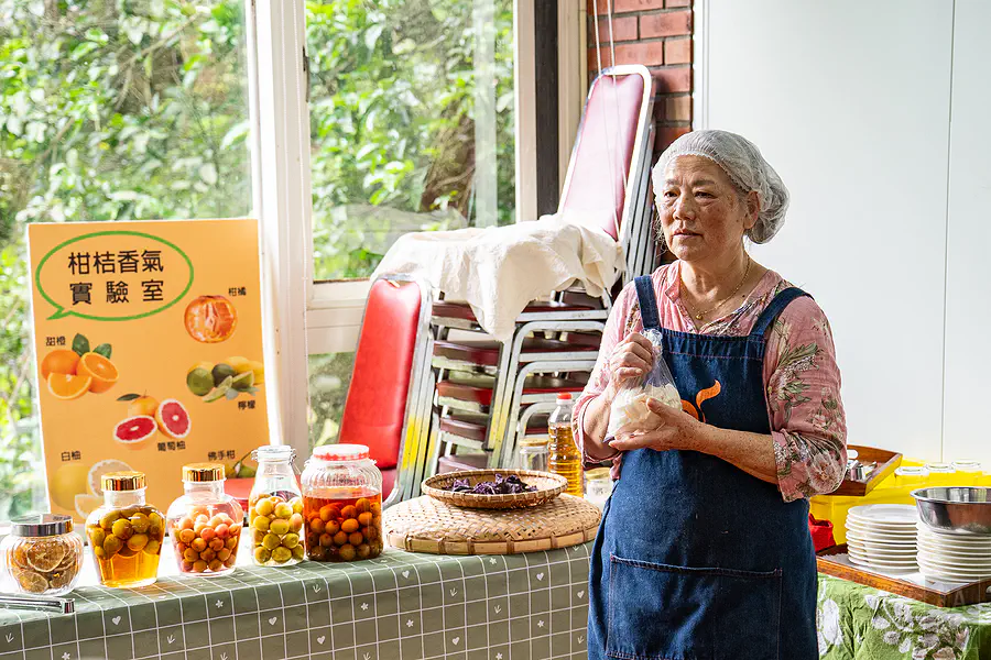 阿金姐親自為大家解說醃漬蘿蔔的步驟與惜食文化