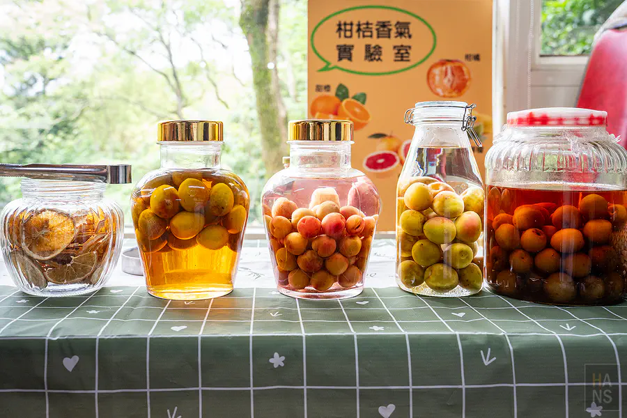 阿金姐工作坊展示的各式傳統天然醃漬品