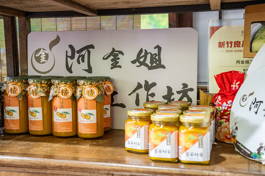 整齊陳列在架上的各式天然醬料與伴手禮