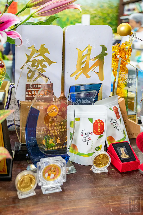 架上陳列的各項評鑑特優與獲獎證書