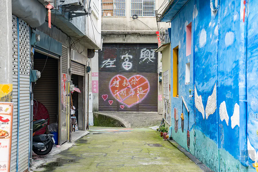 充滿童趣與在地特色的客家彩繪巷弄