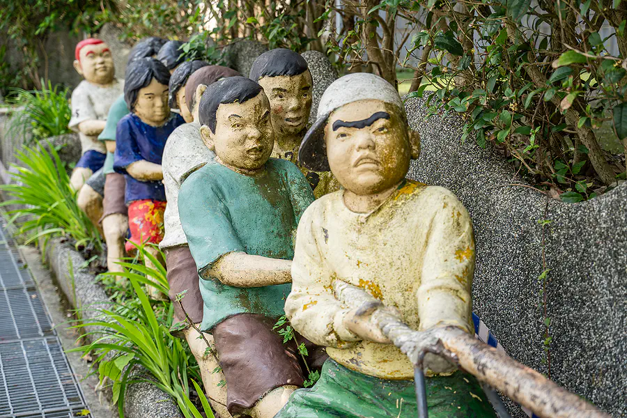 生動重現早期生活的拔河銅像裝置藝術