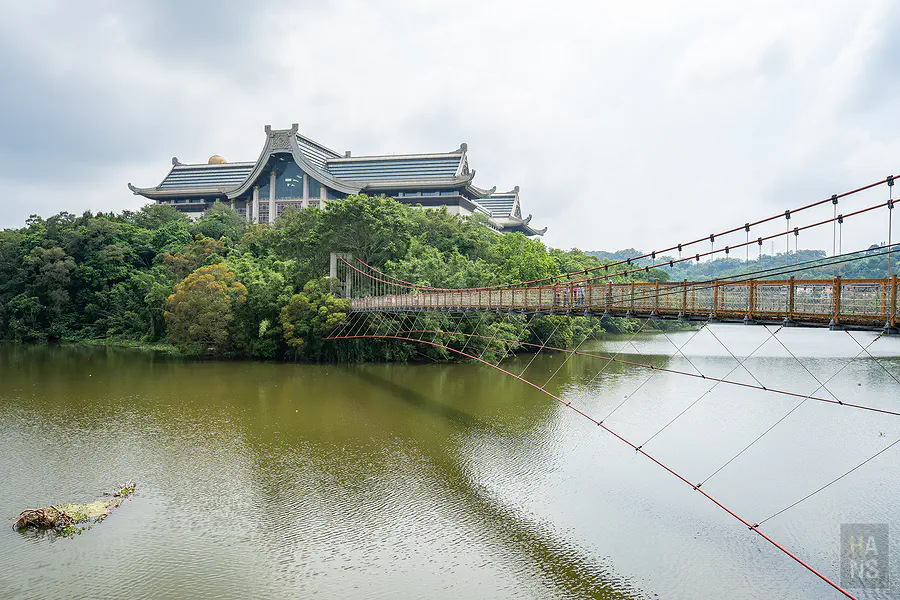 橫跨湖面且風景優美的細茅埔吊橋