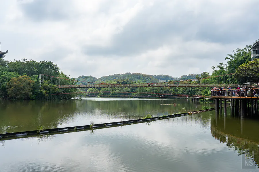從遠處眺望細茅埔吊橋與美麗湖景