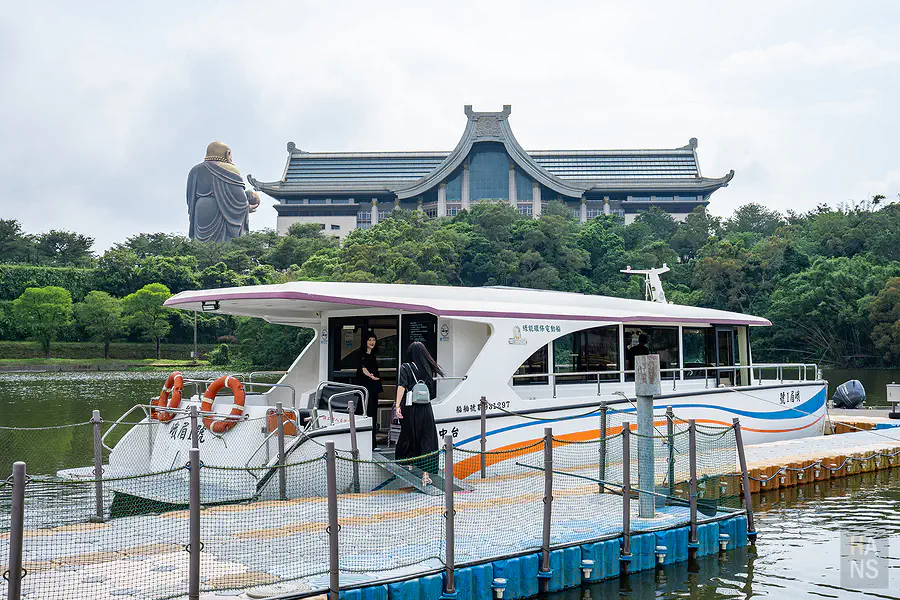 遊客們開心地依序登上電動遊艇