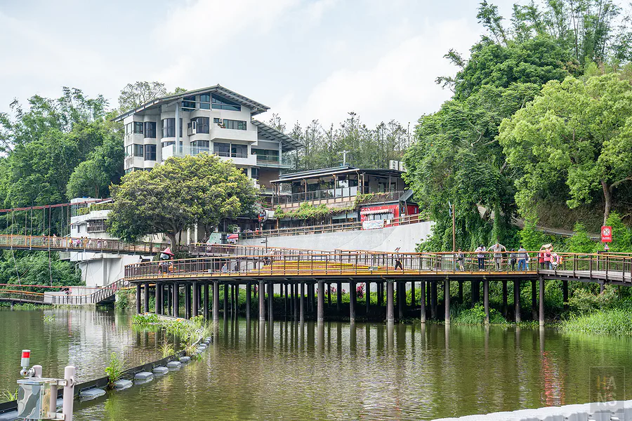 沿著湖岸建置的平緩環湖步道