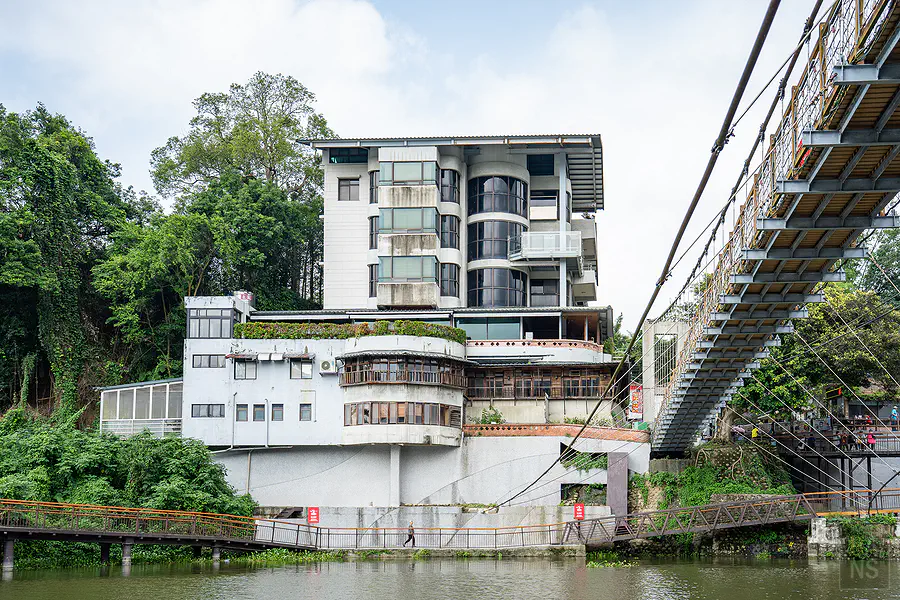 從湖面視角欣賞湖畔建築與細茅埔吊橋