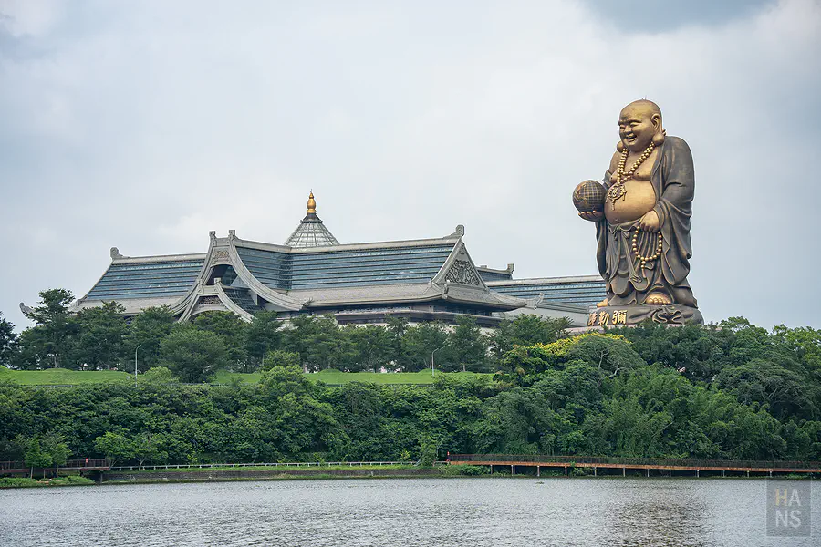 從湖面遠眺宏偉的天恩彌勒佛院與佛像