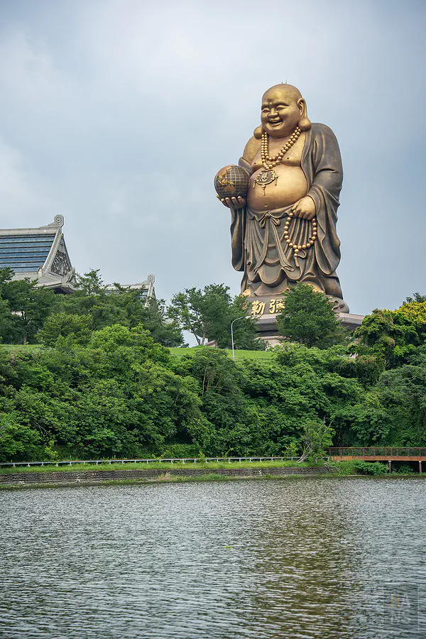 大彌勒佛與廣闊的峨眉湖景相互輝映