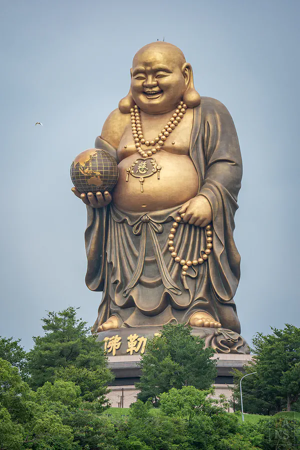 近距離欣賞無比壯觀的青銅彌勒佛像