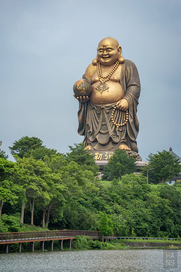 彌勒佛像與下方平緩好走的環湖步道