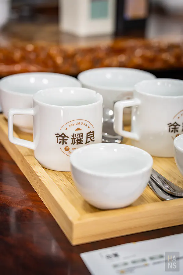 展示櫃內精緻小巧的專業品茗茶具