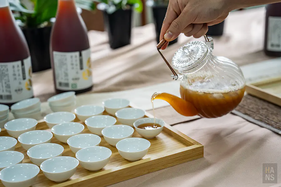 桌上整齊擺放的兩套比賽專用鑑定杯碗組