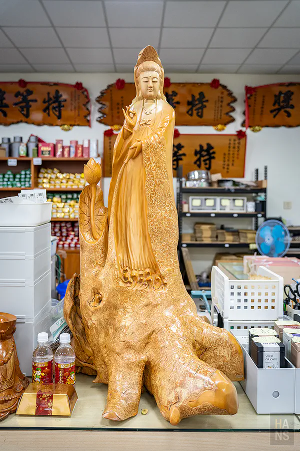 仔細觀察茶湯顏色的品鑑過程