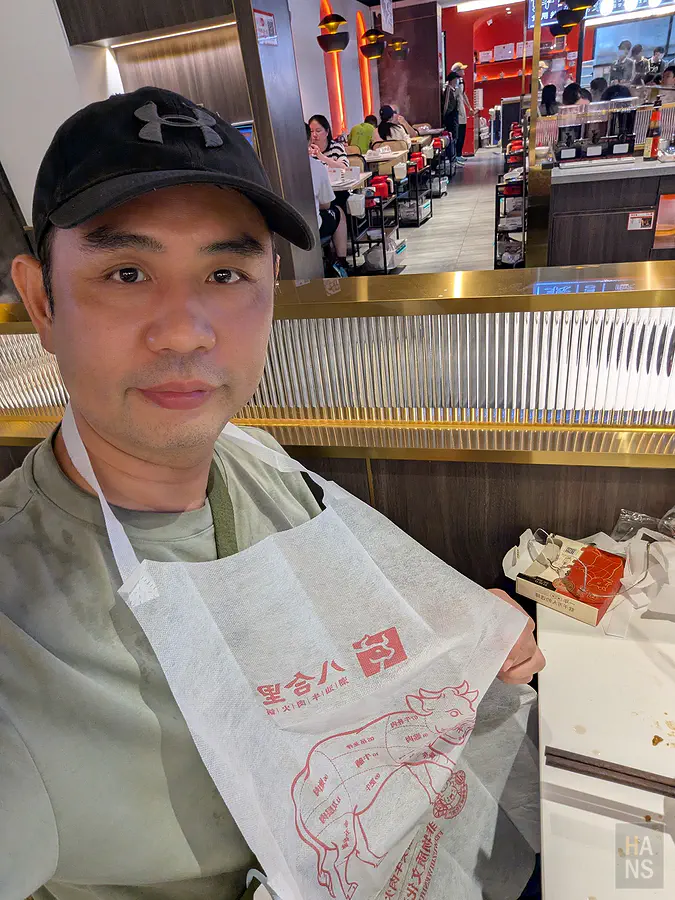 穿著八合里潮汕牛肉火鍋紙圍裙準備用餐的自拍