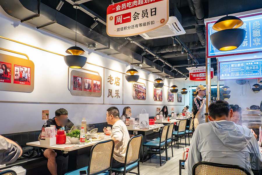 店內牆面掛著老店風采與滿滿的用餐人潮
