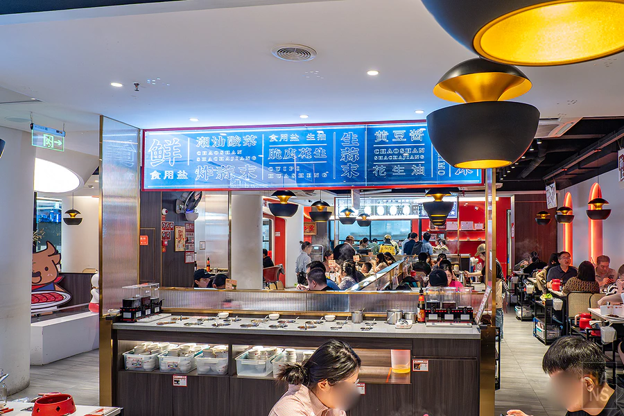 店內明亮的座位區與遠處的自助醬料台