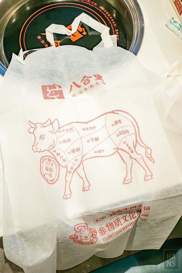 印有詳細牛肉部位說明的特色紙圍裙