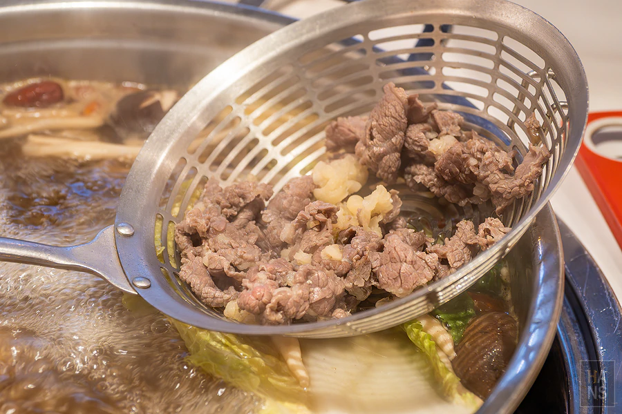 剛剛燙熟的鮮嫩溫體牛，肉質保有粉嫩色澤且多汁誘人