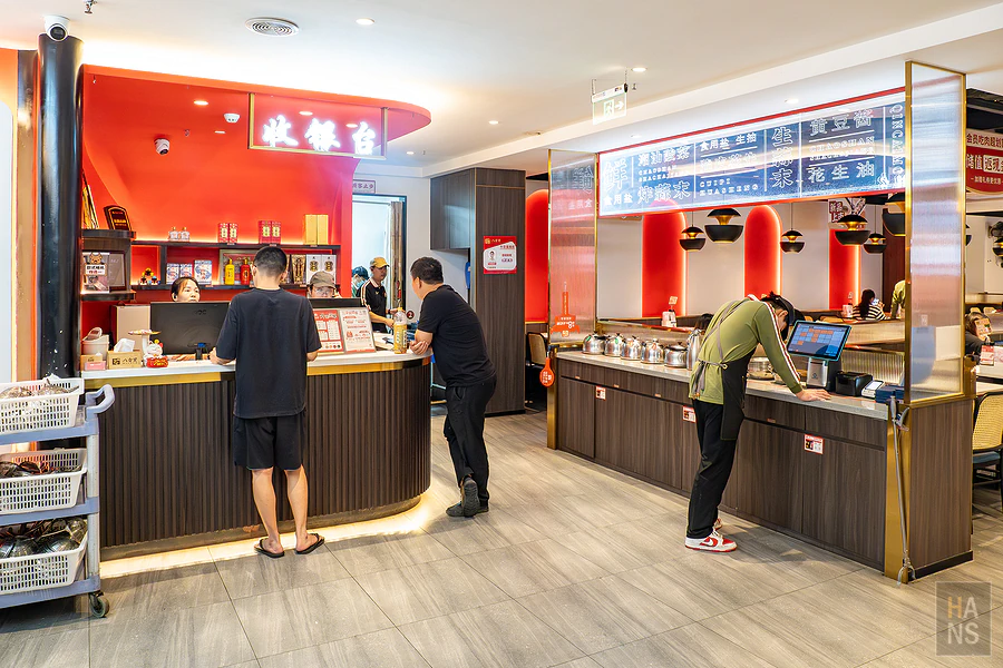 八合里潮汕牛肉火鍋店內結帳櫃檯與寬敞環境